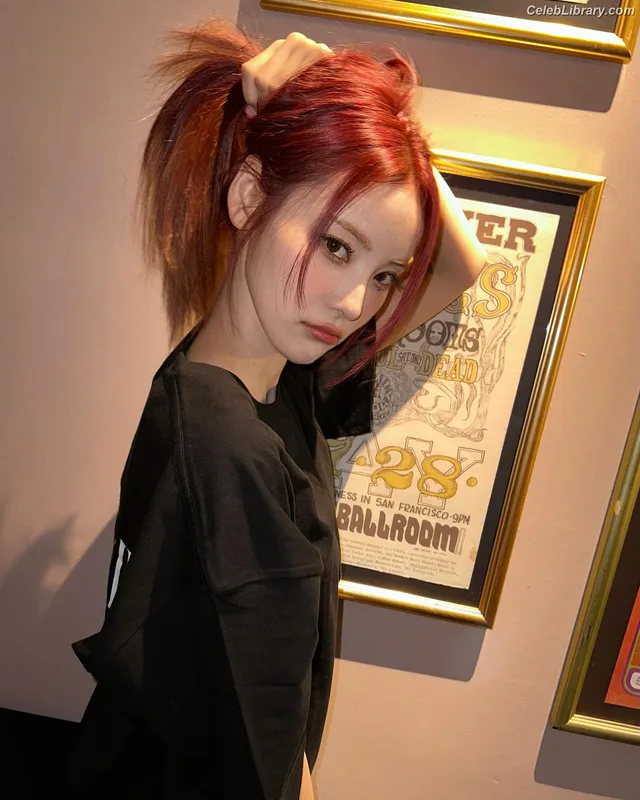 Odd Eye Circle photo 3 of 205