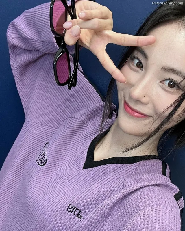 Odd Eye Circle photo 12 of 205