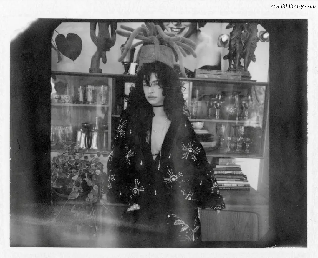 Odessa A’zion photo 18 of 764