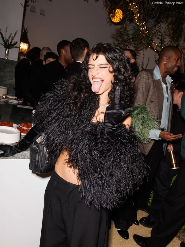 Odessa A’zion photo 5 of 765