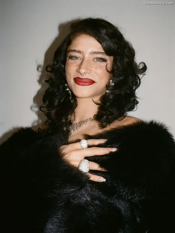 Odessa A’zion photo 2 of 765