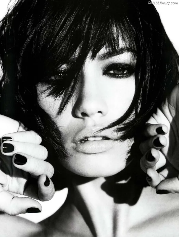 Olga Kurylenko photo 17 of 310