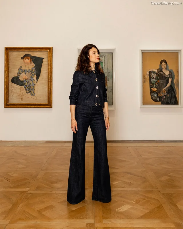 Olga Kurylenko photo 21 of 310