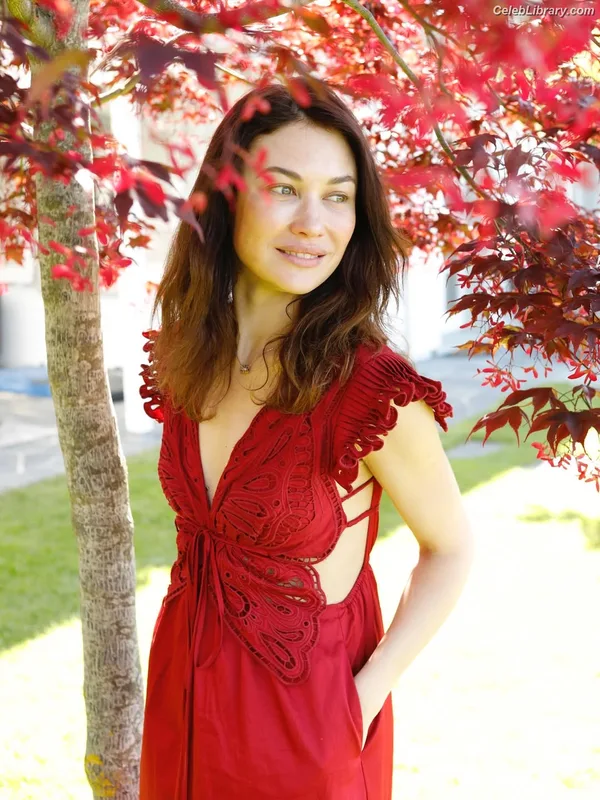 Olga Kurylenko photo 9 of 310