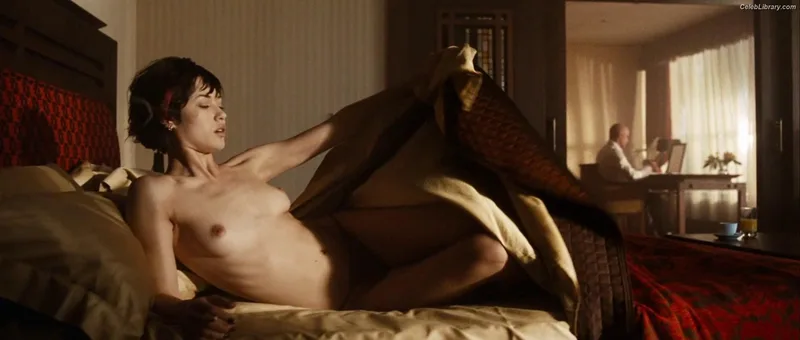 Olga Kurylenko photo 11 of 310