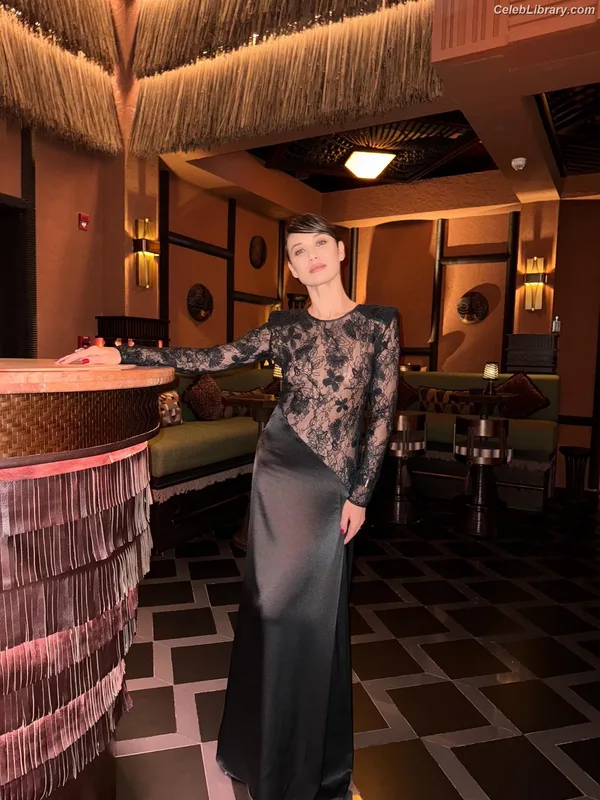 Olga Kurylenko photo 2 of 310