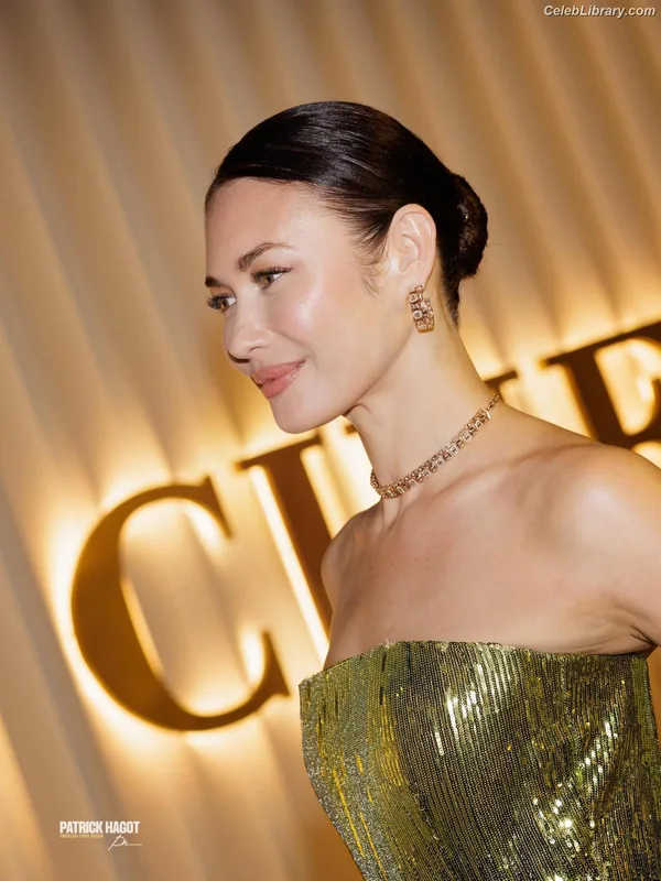 Olga Kurylenko photo 13 of 310