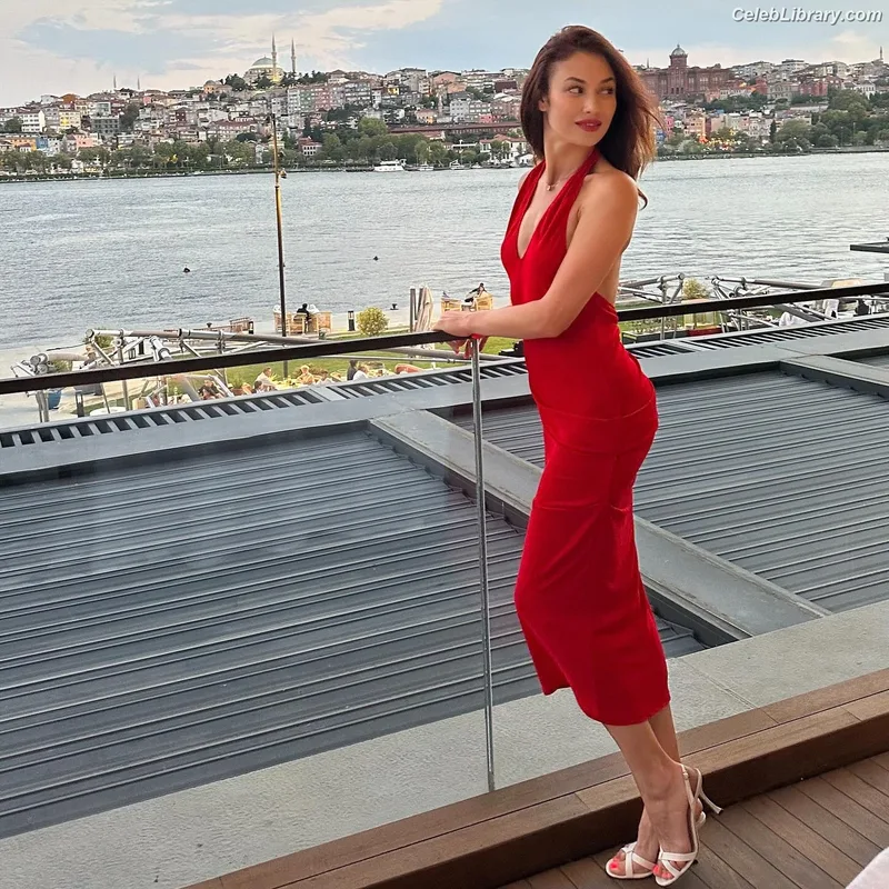 Olga Kurylenko photo 20 of 310