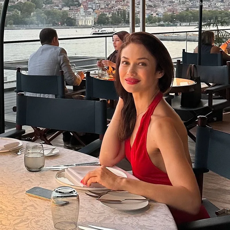 Olga Kurylenko photo 21 of 310