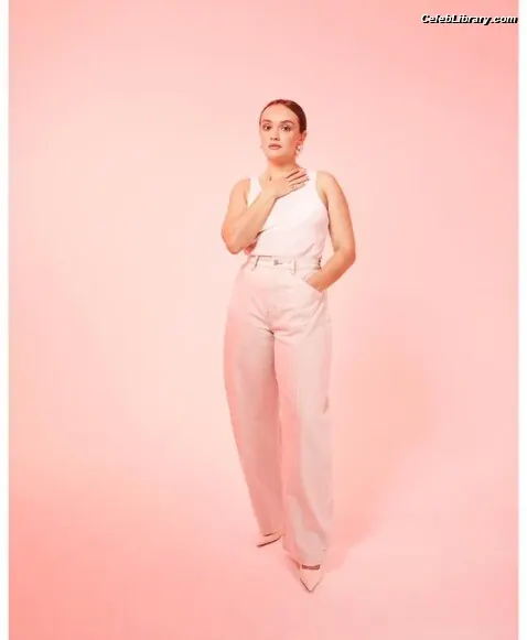 Olivia Cooke photo 10 of 600