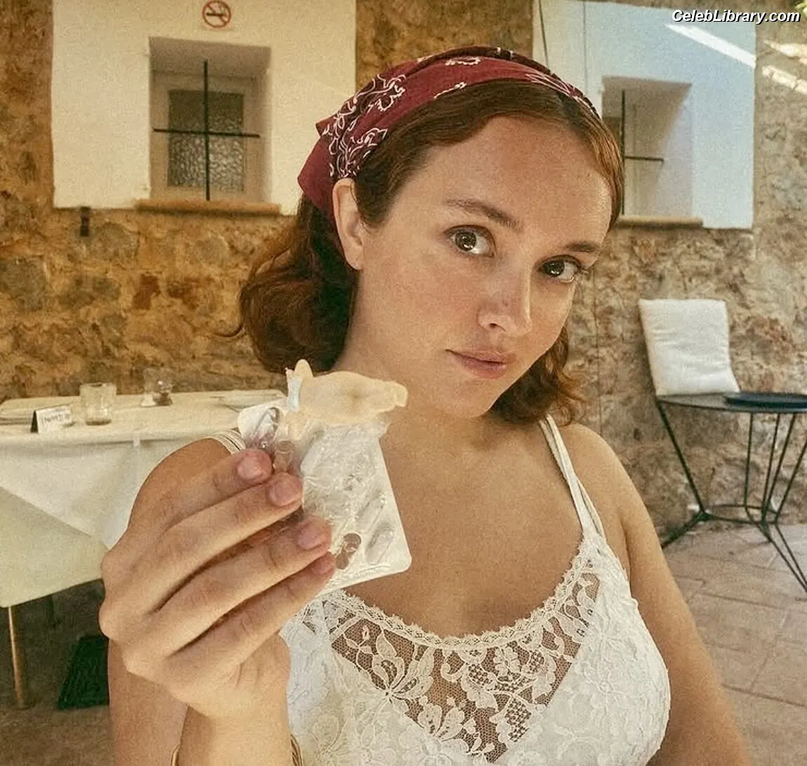 Olivia Cooke photo 3 of 600