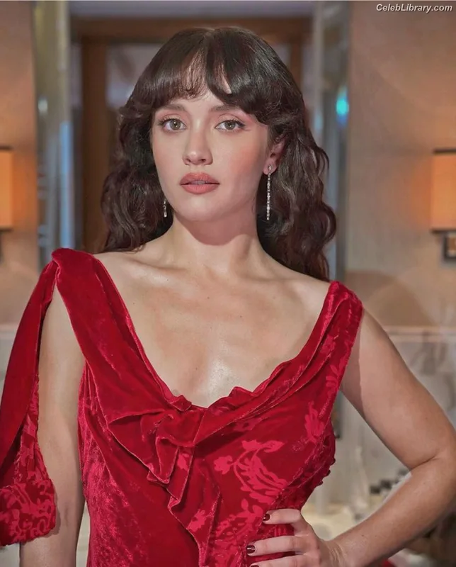 Olivia Cooke photo 18 of 601