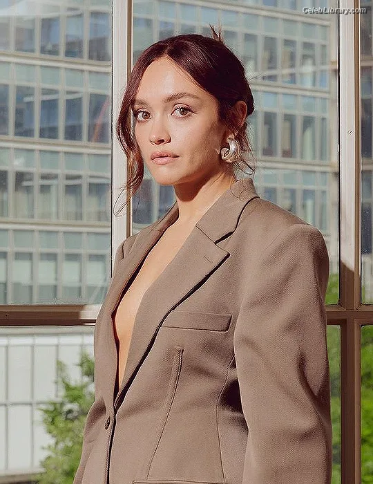 Olivia Cooke photo 2 of 601
