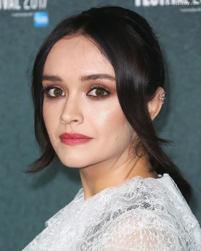 Olivia Cooke photo 3 of 601