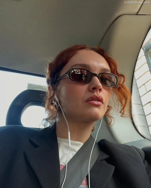 Olivia Cooke photo 8 of 601