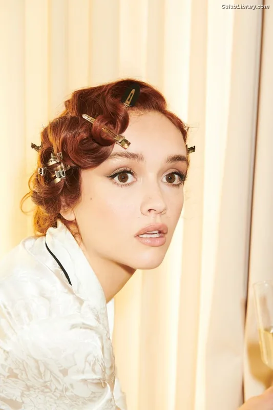 Olivia Cooke photo 23 of 601