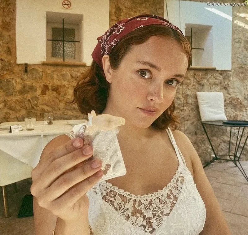 Olivia Cooke photo 3 of 601