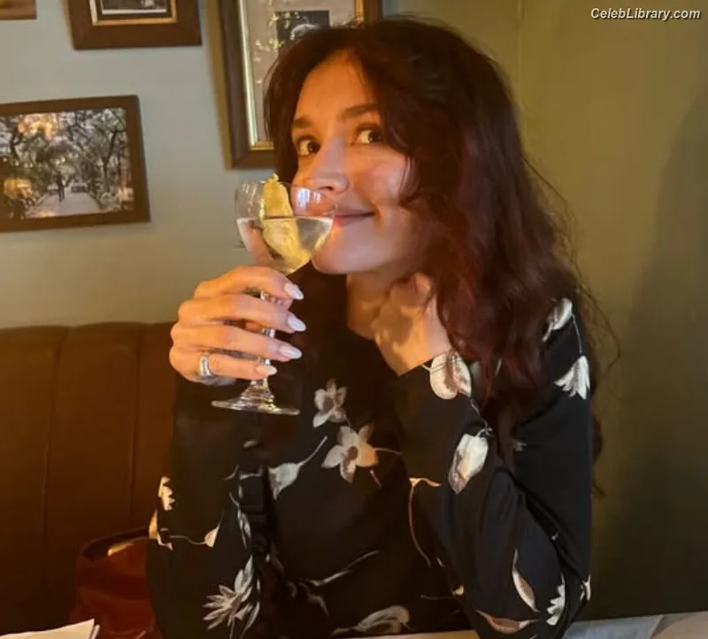 Olivia Cooke photo 14 of 601