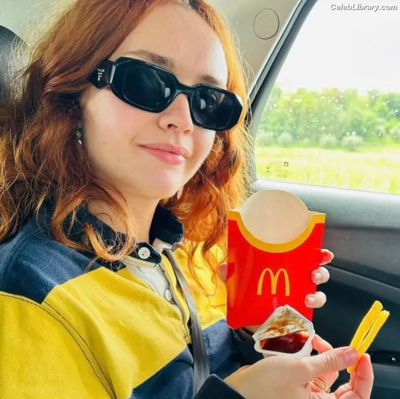 Olivia Cooke photo 21 of 601