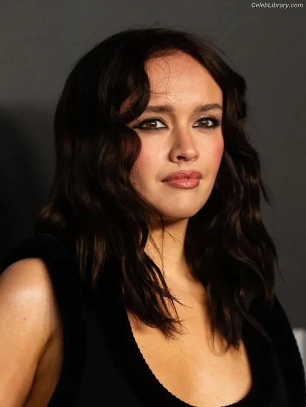 Olivia Cooke photo 14 of 601