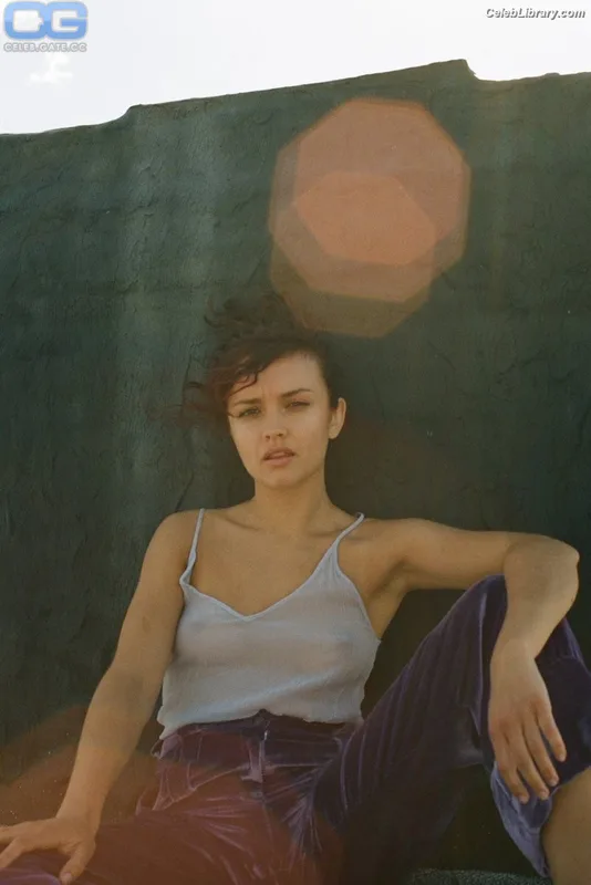 Olivia Cooke photo 15 of 601