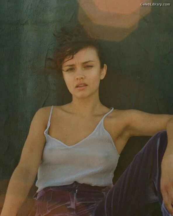 Olivia Cooke photo 10 of 601