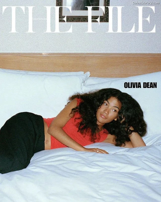 Olivia Dean photo 16 of 98