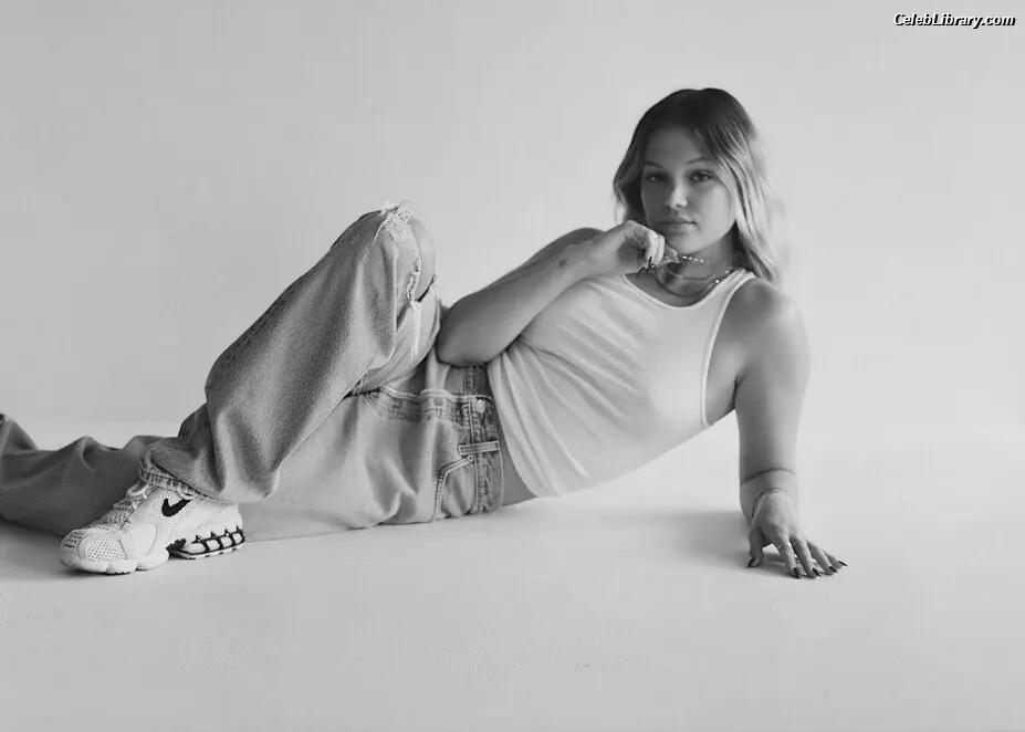 Olivia Holt photo 21 of 717