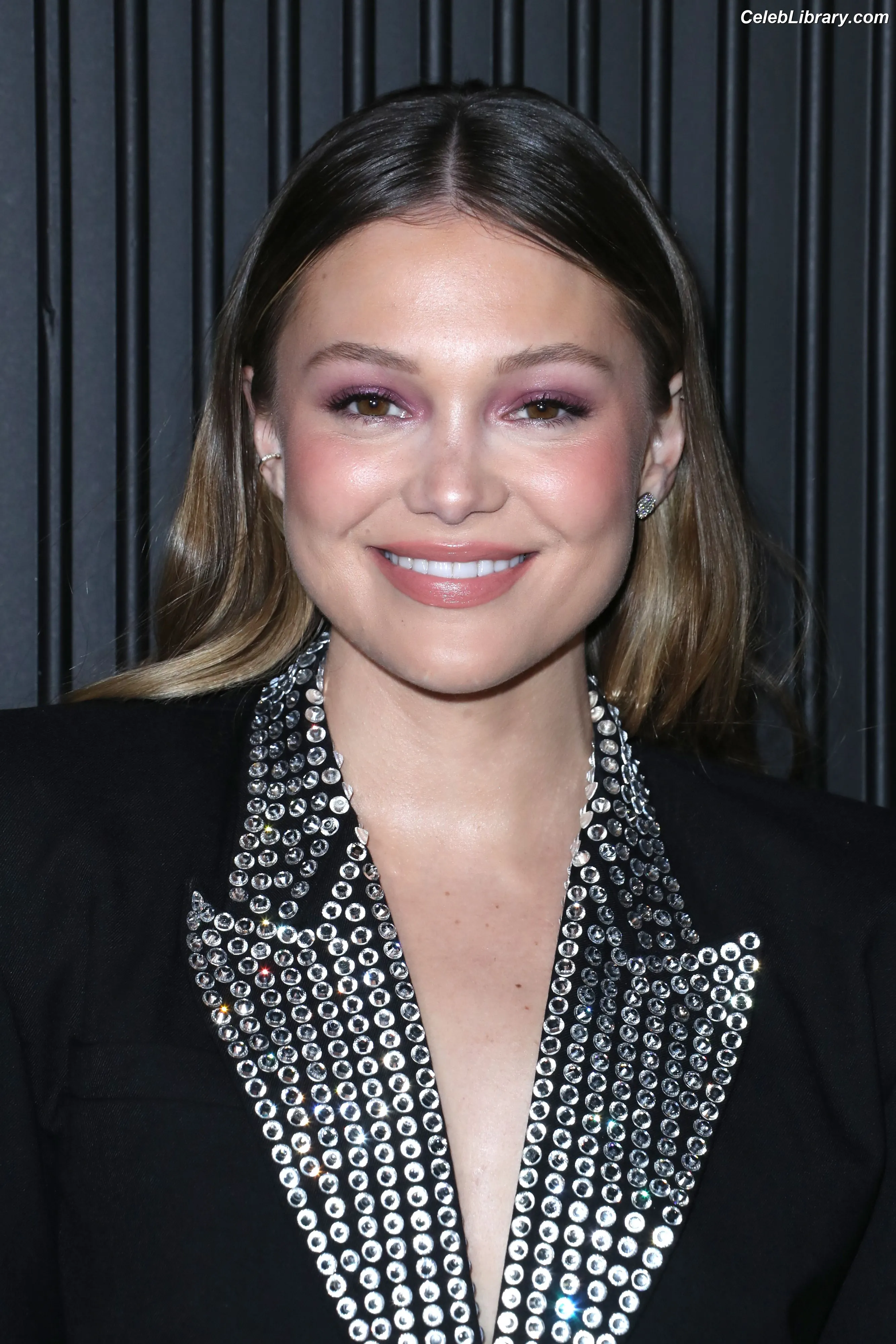 Olivia Holt photo 8 of 717