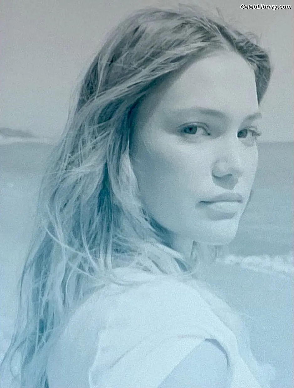 Olivia Holt photo 10 of 717