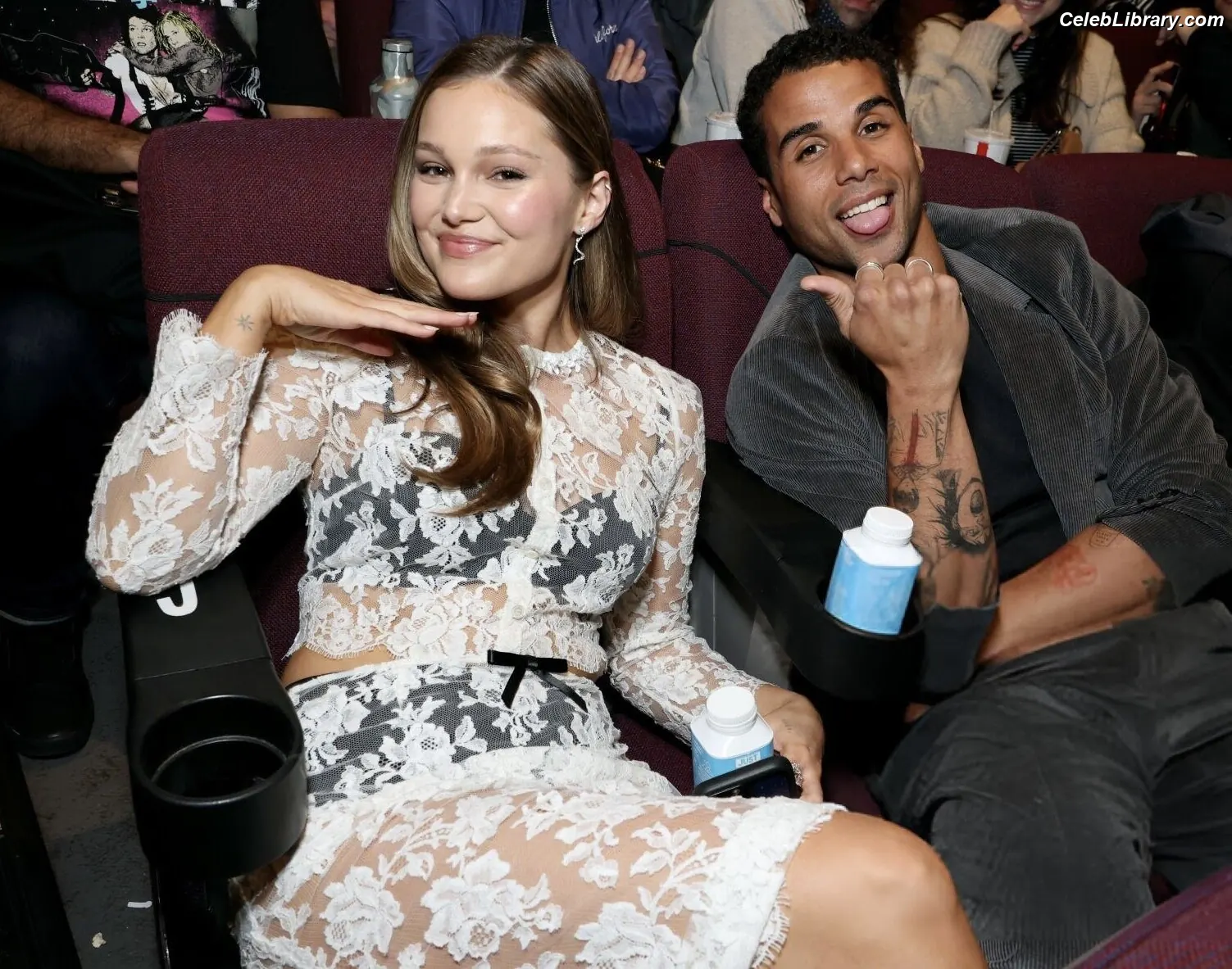 Olivia Holt photo 2 of 717