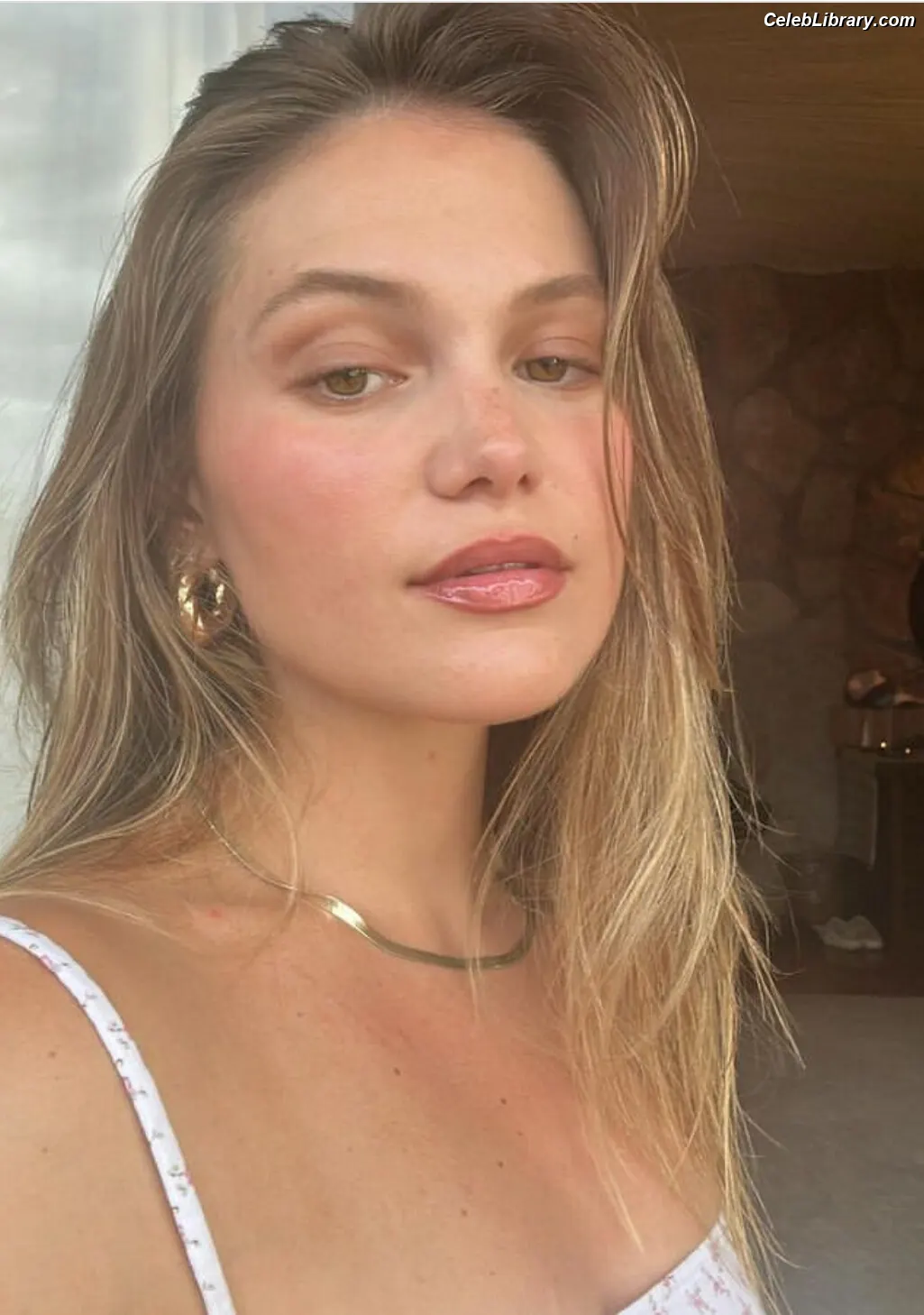 Olivia Holt photo 13 of 717