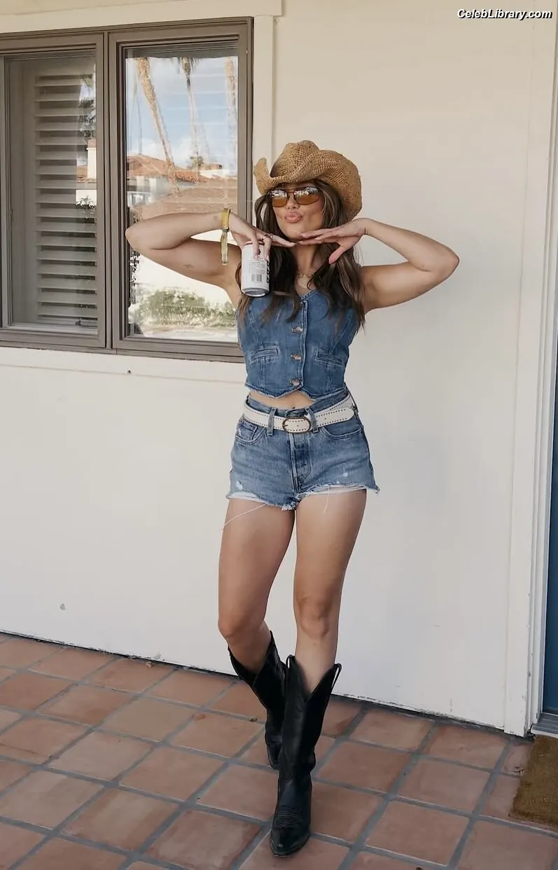Olivia Holt photo 4 of 717