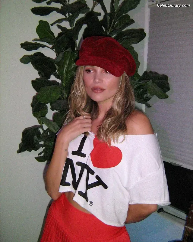 Olivia Holt photo 8 of 717