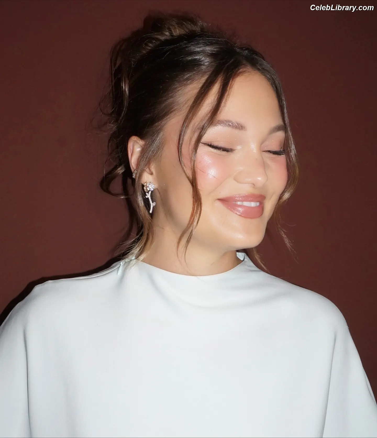 Olivia Holt photo 17 of 717