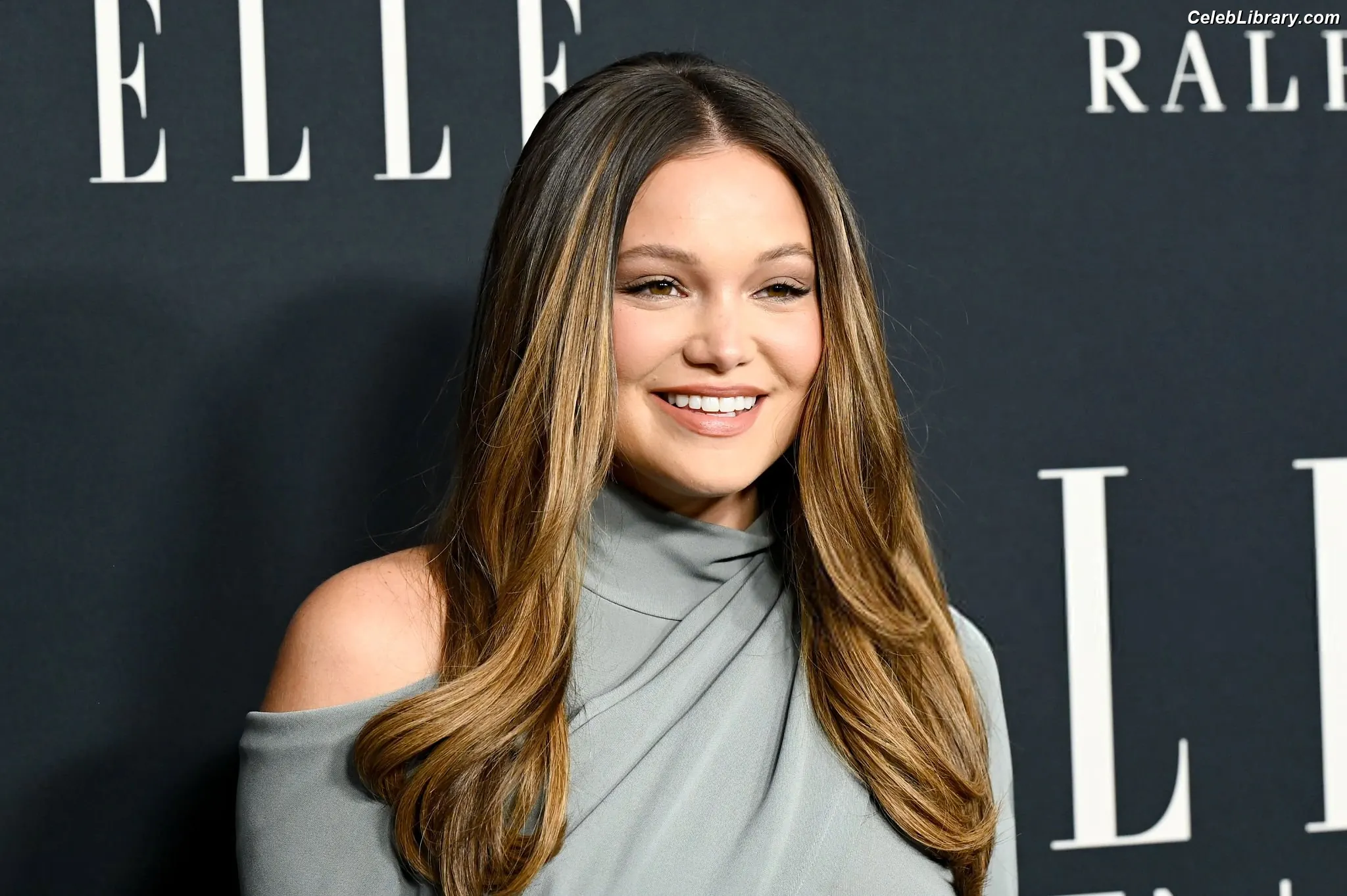 Olivia Holt photo 16 of 717