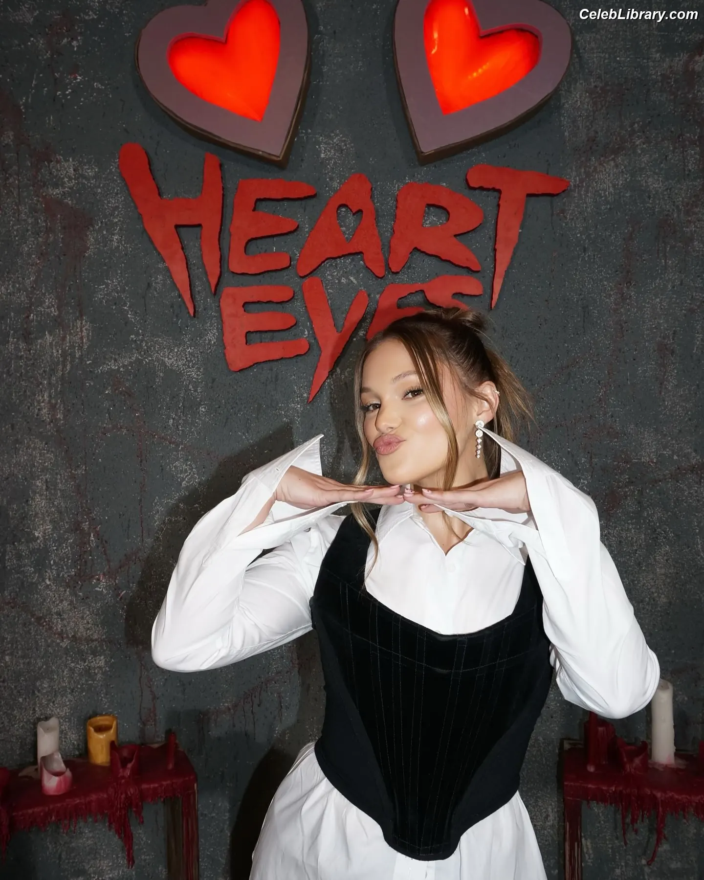 Olivia Holt photo 5 of 717
