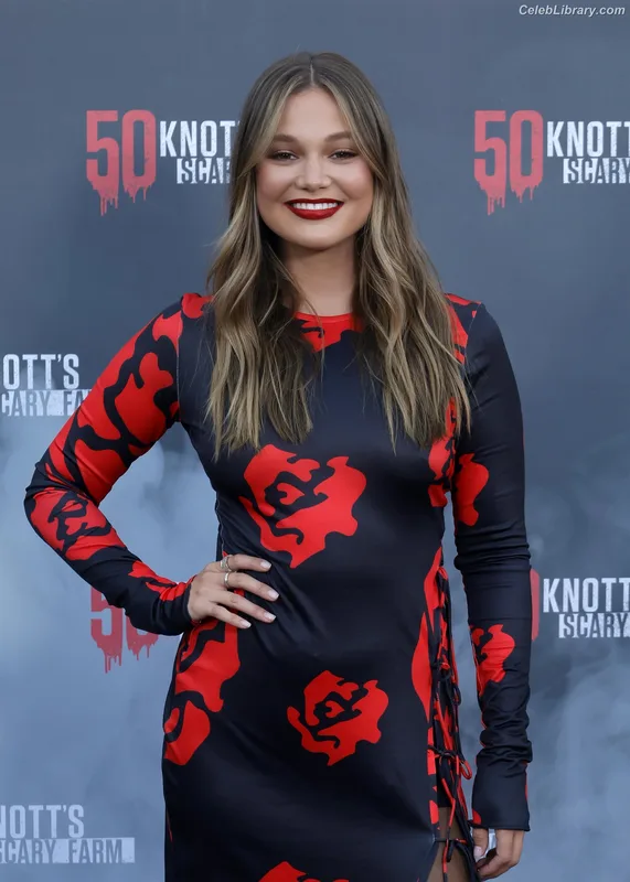 Olivia Holt photo 4 of 717