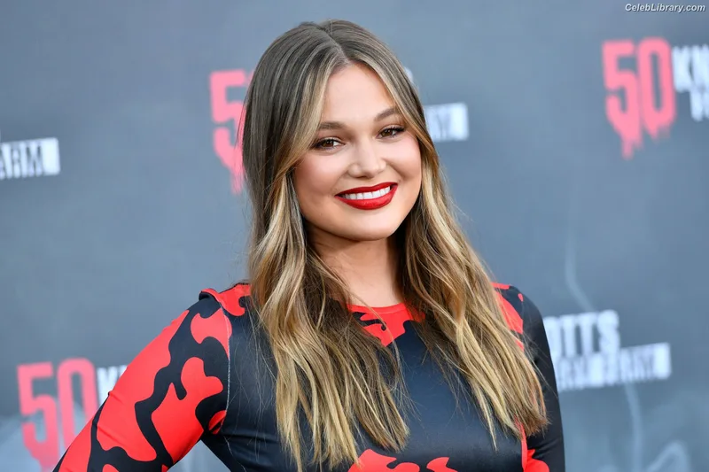 Olivia Holt photo 10 of 717