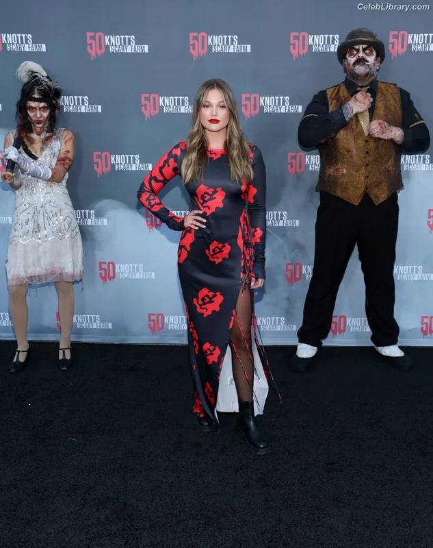 Olivia Holt photo 13 of 717