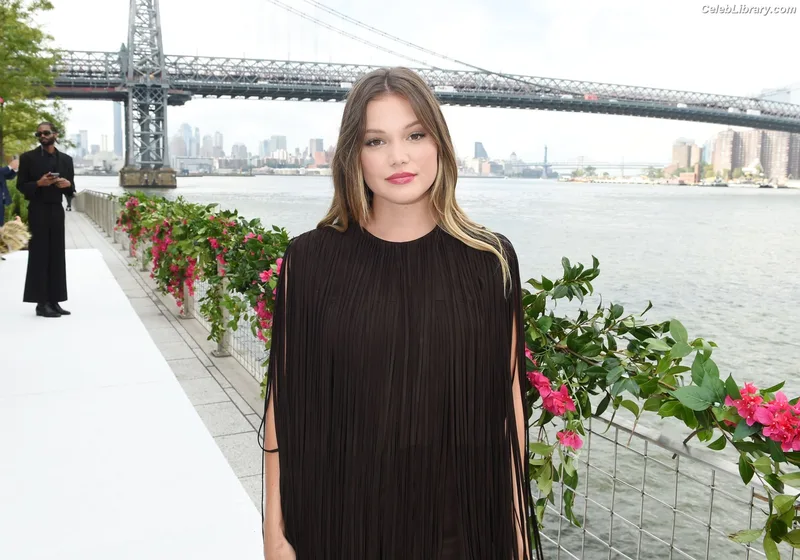 Olivia Holt photo 10 of 717