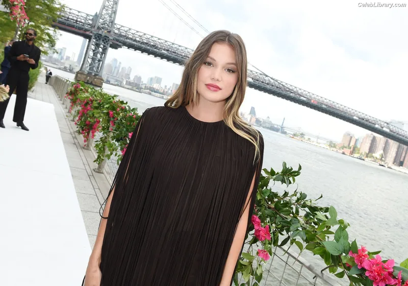 Olivia Holt photo 13 of 717