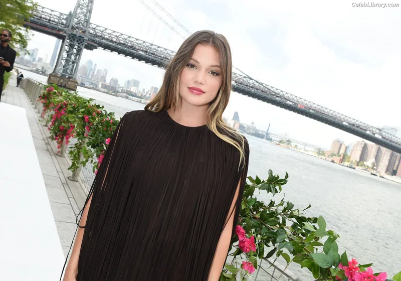 Olivia Holt photo 14 of 717
