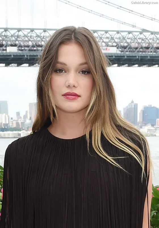 Olivia Holt photo 15 of 717