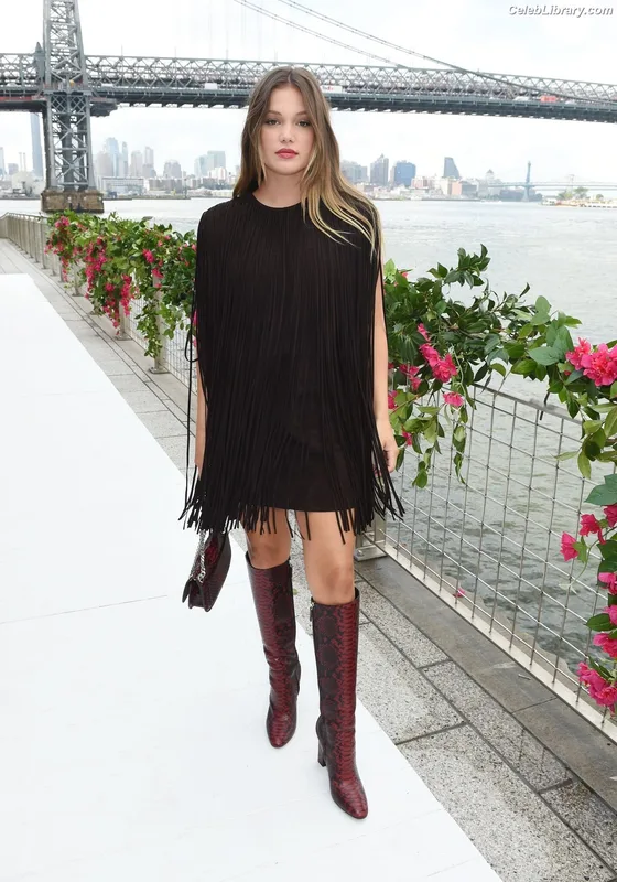 Olivia Holt photo 16 of 717