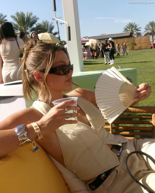 Olivia Holt photo 3 of 717