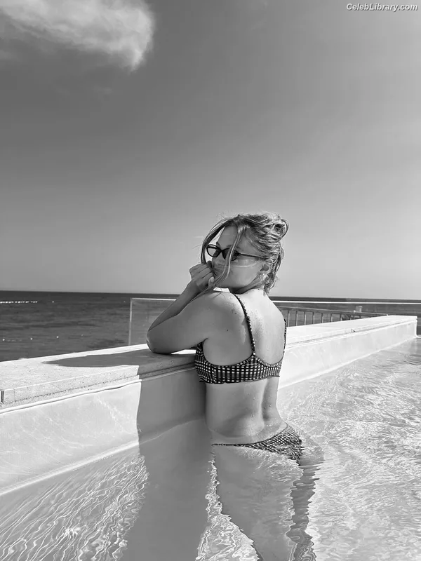 Olivia Holt photo 11 of 717