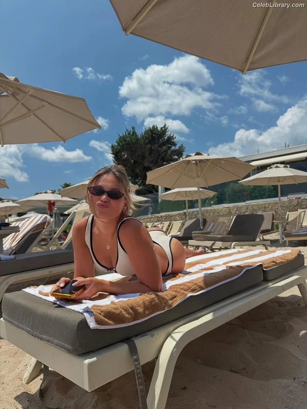 Olivia Holt photo 13 of 717