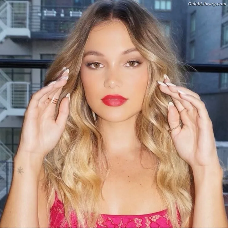 Olivia Holt photo 22 of 717