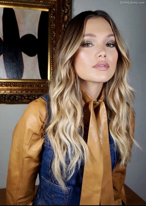 Olivia Holt photo 23 of 717